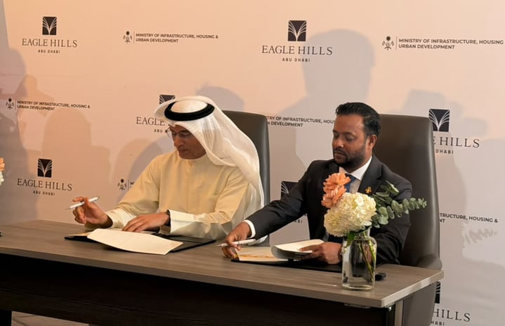 Housing Minister Dr Abdulla Muththalib (R) and Eagles Hills Chairman Mohamed Alabbar sign the commercial terms agreement for Maldives Waterfront and Marina.