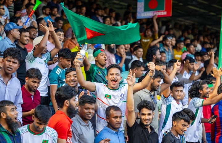 Bangladesh supporters fill up the stadium -- Photo: Images Mv